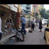 Otomobil 2 dükkana daldı