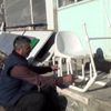 Çocuklar için atık su borularından kızak yapıyor Çocuklar için atık su borularından kızak yapıyor