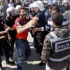 HDP mitingini 'basmak' isteyen gruba müdahale HDP mitingini 'basmak' isteyen gruba müdahale
