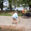 Yılanı yere vurarak öldüren yaşlı kadın Yılanı yere vurarak öldüren yaşlı kadın