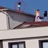 Küçük bir kızı fotoğraf çekmek için çatıya çıkaran sorumsuzlar kamerada
