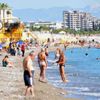 Antalya da vatandaşlar sahillere akın etti Antalya da vatandaşlar sahillere akın etti