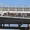 Bu insanlar neye bakıyor! Hani sosyal mesafe Bu insanlar neye bakıyor! Hani sosyal mesafe