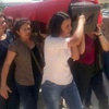 Suruç'ta yaralı kurtulan Sinem Kılıç, annesi ve abisinin tabutuna omuz verdi Suruç'ta yaralı kurtulan Sinem Kılıç, annesi ve abisinin tabutuna omuz verdi