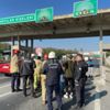 Avcılar'daki trafik kazasında iki araç aynı gişede sıkıştı Avcılar'daki trafik kazasında iki araç aynı gişede sıkıştı