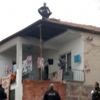 Kızına sinirlenen baba, evinin çatısına çıktı Kızına sinirlenen baba, evinin çatısına çıktı