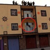 Eşcinsel diye çatıdan attılar Eşcinsel diye çatıdan attılar