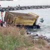 Trabzon'da hafriyat kamyonu denize uçtu