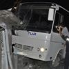 Park halindeyken kendiliğinden hareket eden midibüs duvara çıktı Park halindeyken kendiliğinden hareket eden midibüs duvara çıktı