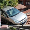 Rampada geri kaçırdığı otomobiliyle çatıya uçtu