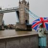 Londra'daki Tower Bridge köprüsünün kolları havada asılı kaldı Londra'daki Tower Bridge köprüsünün kolları havada asılı kaldı