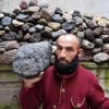 Evinde tonlarca taş biriktirdi Evinde tonlarca taş biriktirdi