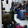 Suriyeli anne bebeğiyle metroya sığındı!