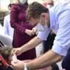 Covid-19 denetimine çıkan belediye başkanı kendi elleri ile çocuklara maske taktı Covid-19 denetimine çıkan belediye başkanı kendi elleri ile çocuklara maske taktı