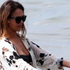 Jessica Alba tuniğini çıkarmadan denize girdi