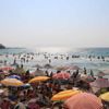 Kuşadası plajlarında insan seli