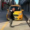 Müziğin ritmine kendini kaptıran taksici gülümsetti Müziğin ritmine kendini kaptıran taksici gülümsetti