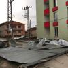 Fırtına binanın çatısını uçurdu