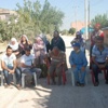 Tozlu Yolda, Sandalyeli Oturma Eylemi Tozlu Yolda, Sandalyeli Oturma Eylemi