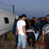 Yolcu otobüsü tarlaya devrildi: 20 yaralı