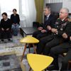 Bakan Akar şehidin ailesini ziyaret etti Bakan Akar şehidin ailesini ziyaret etti
