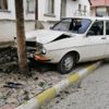 Otomobil ağaca çarptı: 2 yaralı Otomobil ağaca çarptı: 2 yaralı