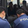 Maskesiz bindikleri minibüste polisi görünce yüzlerini gizlediler, cezadan kaçamadılar Maskesiz bindikleri minibüste polisi görünce yüzlerini gizlediler, cezadan kaçamadılar