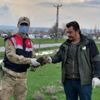 Karantina nöbetindeki jandarma yaralı kızıl şahin ... Karantina nöbetindeki jandarma yaralı kızıl şahin ...