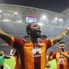 Chedjou, Emenike'yi yakaladı Chedjou, Emenike'yi yakaladı