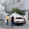 Alev alan otomobile ilk müdahaleyi esnaf yaptı Alev alan otomobile ilk müdahaleyi esnaf yaptı