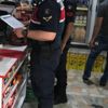 Cezaevi firarisi jandarmanın kaçak alkol uygulamasında yakalandı Cezaevi firarisi jandarmanın kaçak alkol uygulamasında yakalandı