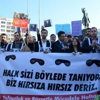 CHP'li gençler polis barikatını aştı CHP'li gençler polis barikatını aştı