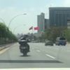 Seyir halindeki motosiklet sürücüsüne sopayla vurmaya kalktı | Video Seyir halindeki motosiklet sürücüsüne sopayla vurmaya kalktı | Video