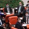 Vekiller lösemili çocuklar için maske taktı Vekiller lösemili çocuklar için maske taktı