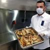 Sağlık çalışanlarına iftarlık balık pişirip gönderiyor Sağlık çalışanlarına iftarlık balık pişirip gönderiyor