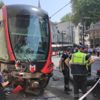 İstanbul'da tramvay raydan çıkıp direğe çarptı İstanbul'da tramvay raydan çıkıp direğe çarptı