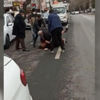 Sokak ortasında kadına şiddet cep telefonuyla görüntülendi Sokak ortasında kadına şiddet cep telefonuyla görüntülendi