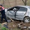 Elazığ'da otomobil bahçeye uçtu: 3 yaralı