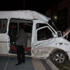 Tır minibüse çarptı: 19 yaralı Tır minibüse çarptı: 19 yaralı