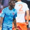 Serge Akakpo kalıyor
