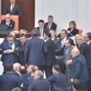 Meclis'te yine kavga çıktı! CHP'li vekil merdivenlerden düştü