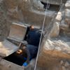 Arkeologlar yüzyıllar önceki mezar odasına indi. Mezardaki yazı Türkçe'ye çevrilince herkesin tüyleri ürperdi