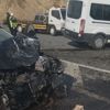 Otomobille minibüs çarpıştı: 14 yaralı Otomobille minibüs çarpıştı: 14 yaralı