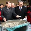 Bakan Albayrak etli pilav dağıttı Bakan Albayrak etli pilav dağıttı