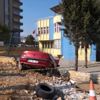 Otomobil okul duvarına çarptı: 2 yaralı Otomobil okul duvarına çarptı: 2 yaralı