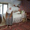 Muğla'da felçli eşine gözü gibi bakıyor