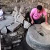 Tarihi evden asırlık değirmen taşı çıktı