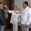 Nikah salonuna gelen davetlilerin ateşi ölçüldü Nikah salonuna gelen davetlilerin ateşi ölçüldü