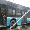 Taksim - Yenibosna hattındaki özel halk otobüsü önce kaza yaptı sonra tramvay hattına girdi Taksim - Yenibosna hattındaki özel halk otobüsü önce kaza yaptı sonra tramvay hattına girdi