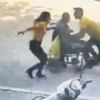 Kahraman! İzmir'de tekerlekli sandalyenin kontrolünü kaybeden yaşlı adamı kurtardı... Kahraman! İzmir'de tekerlekli sandalyenin kontrolünü kaybeden yaşlı adamı kurtardı...